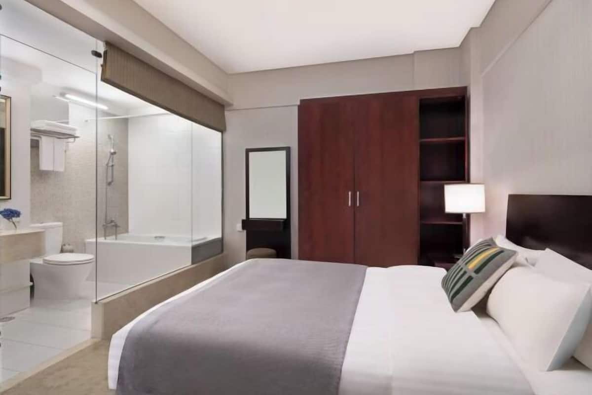 1 Schlafzimmer, Zimmersafe, Schreibtisch, schallisolierte Zimmer