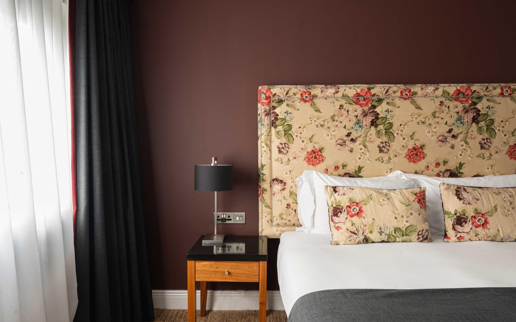 Caja de seguridad en la habitación y tabla de planchar con plancha 