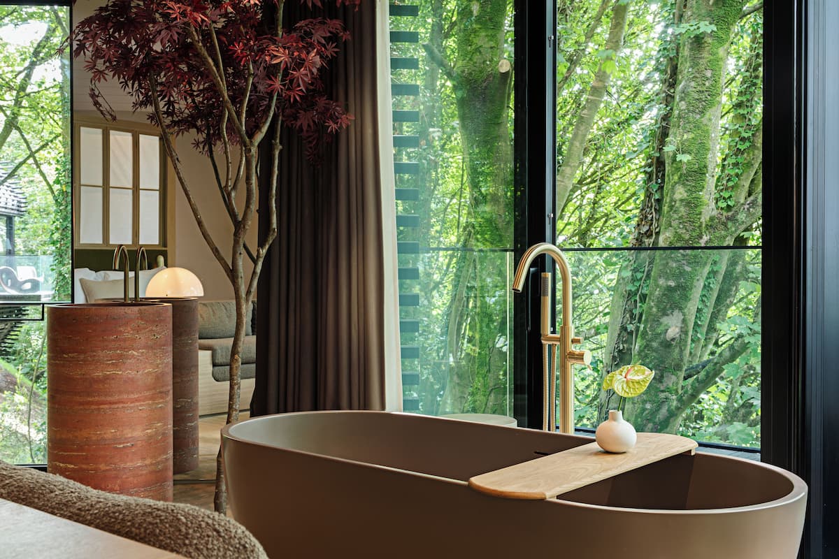 signature room | in-room safe, iron/ironing board, free wifi, bed sheets