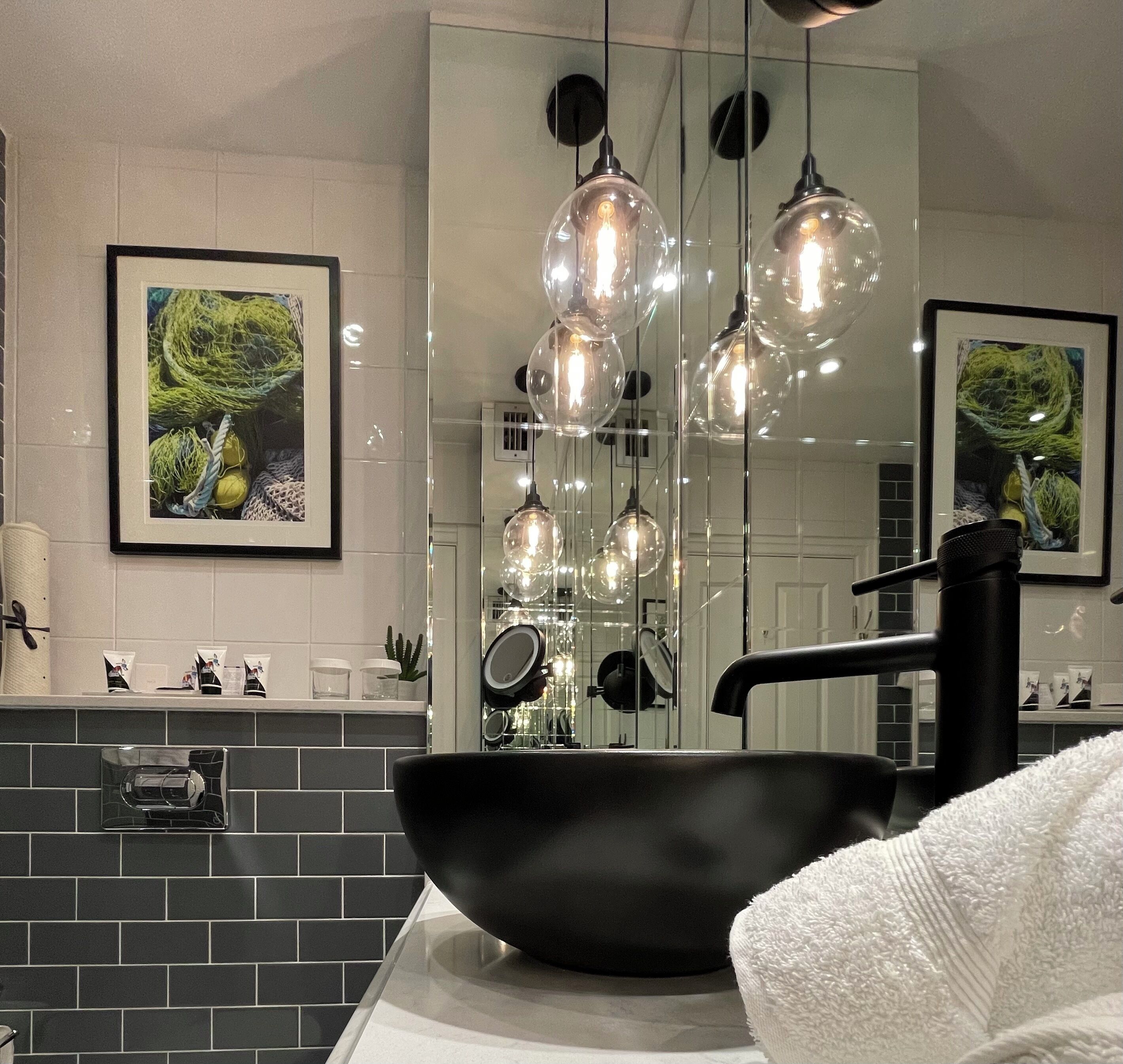 king room | bathroom | combined shower/bathtub, designer toiletries, hair dryer, towels