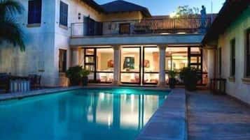 2 outdoor pools