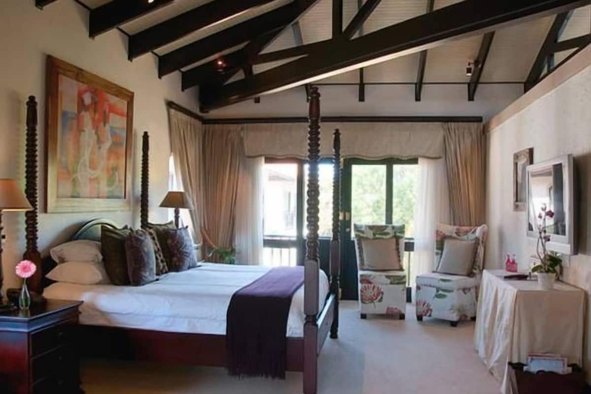 Habitación ejecutiva | Ropa de cama de alta calidad, minibar, escritorio y camas extra