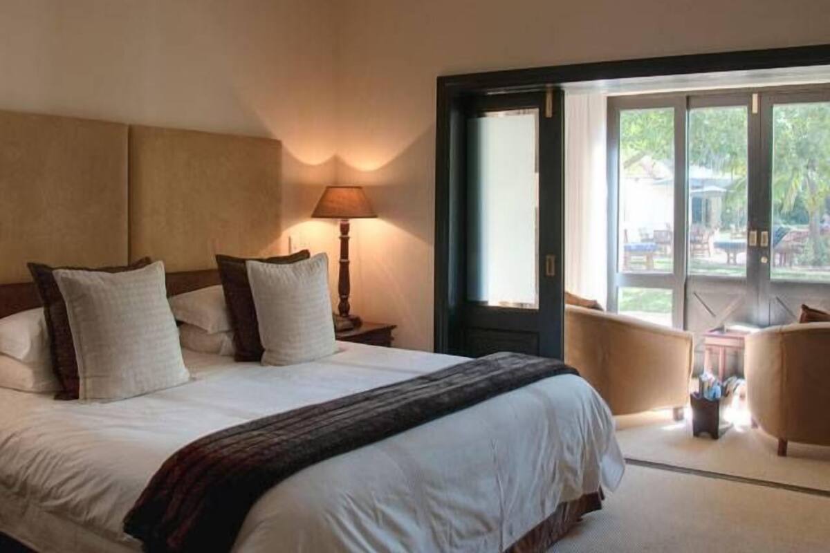 Suite de lujo | Ropa de cama de alta calidad, minibar, escritorio y camas extra
