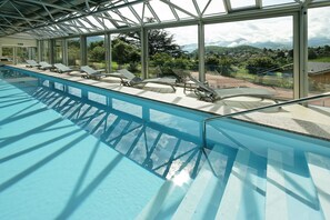 Innenpool, geöffnet von 07:00 Uhr bis 21:00 Uhr, Sonnenschirme