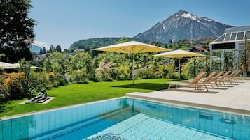 Piscine couverte, parasols de plage, chaises longues