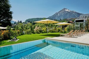 Una piscina techada, abierta desde las 07:00 hasta las 21:00, sombrillas