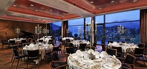 Déjeuner et dîner servis sur place