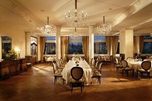 Déjeuner et dîner servis sur place