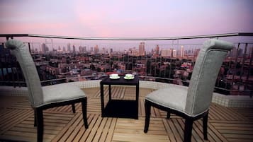 2 bedrooms, pillowtop beds, in-room safe, desk