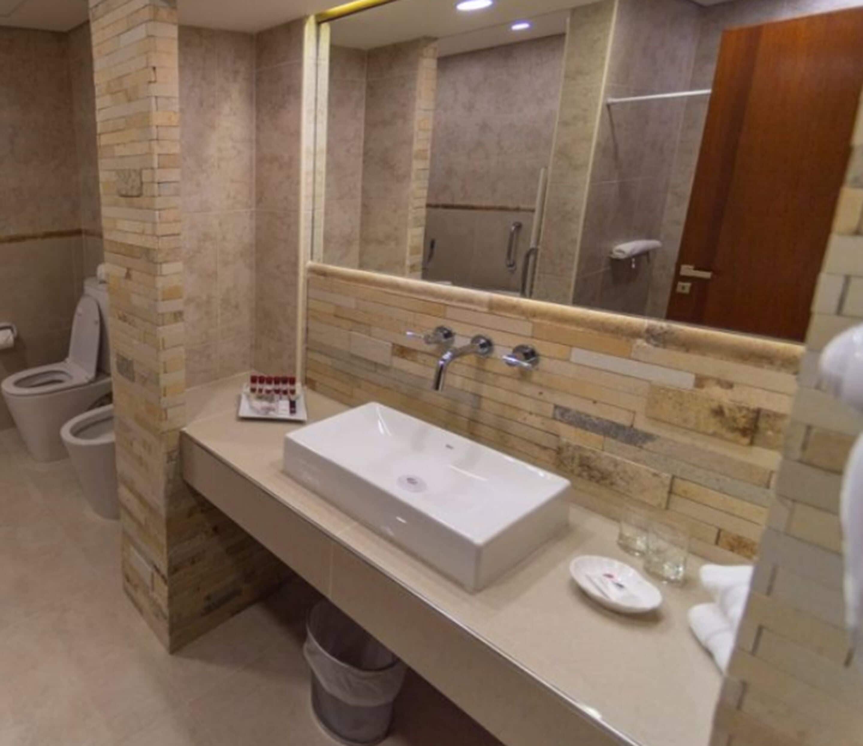 combined shower/bathtub, deep-soaking bathtub, free toiletries