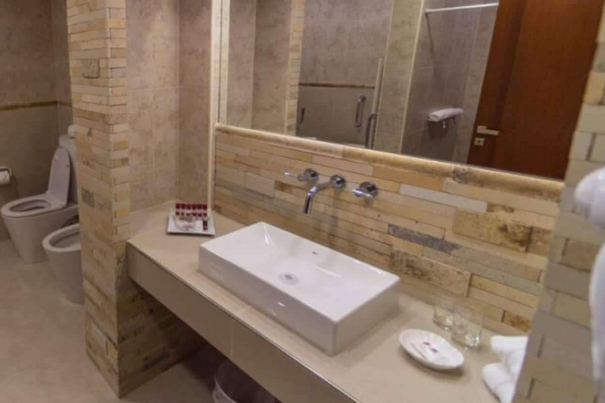 combined shower/bathtub, deep-soaking bathtub, free toiletries