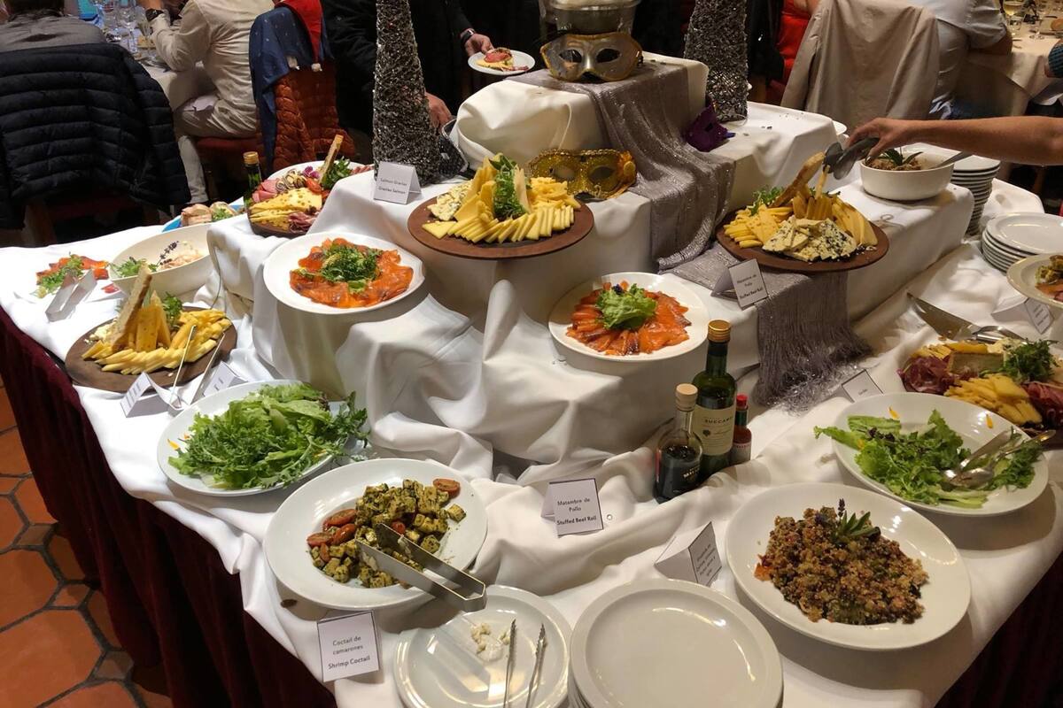 2 restaurants, breakfast served