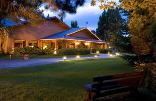 施設の正面 (日没後)