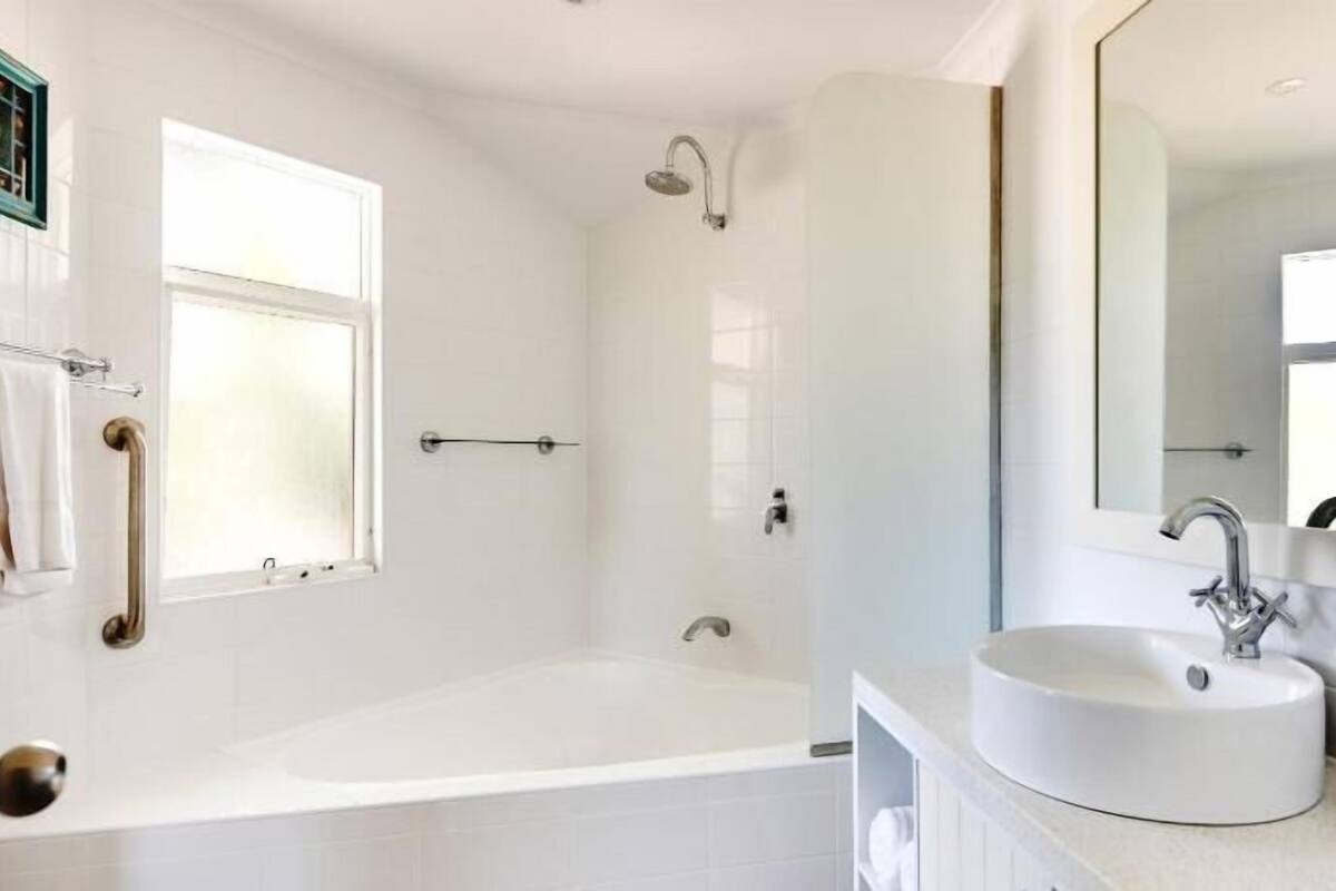 Bañera con ducha, artículos de tocador gratuitos, secador de pelo