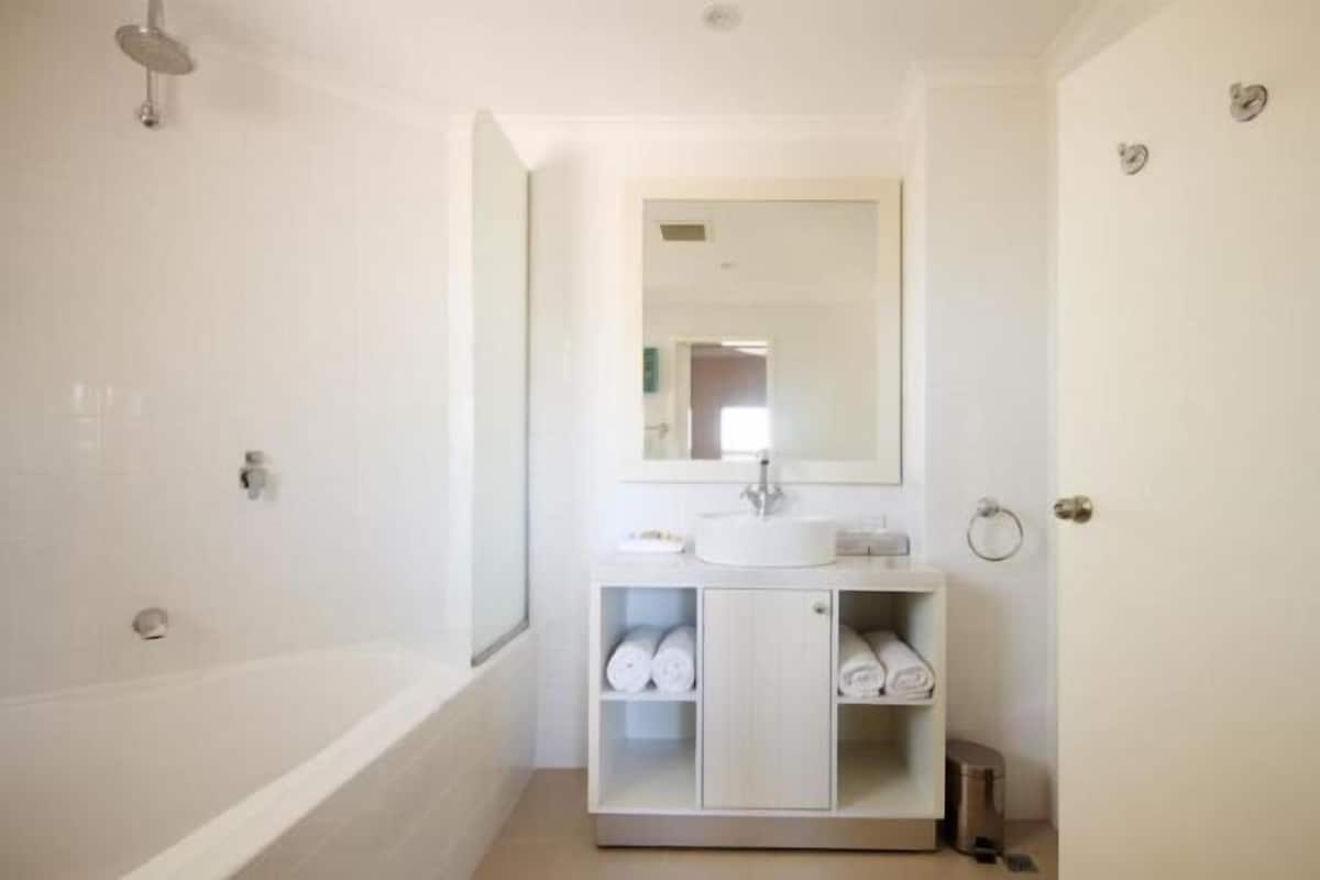 Baño | Ducha y bañera combinadas y artículos de higiene personal gratuitos