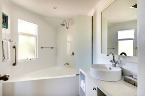 Apartment, 2 Bedrooms | Bathroom