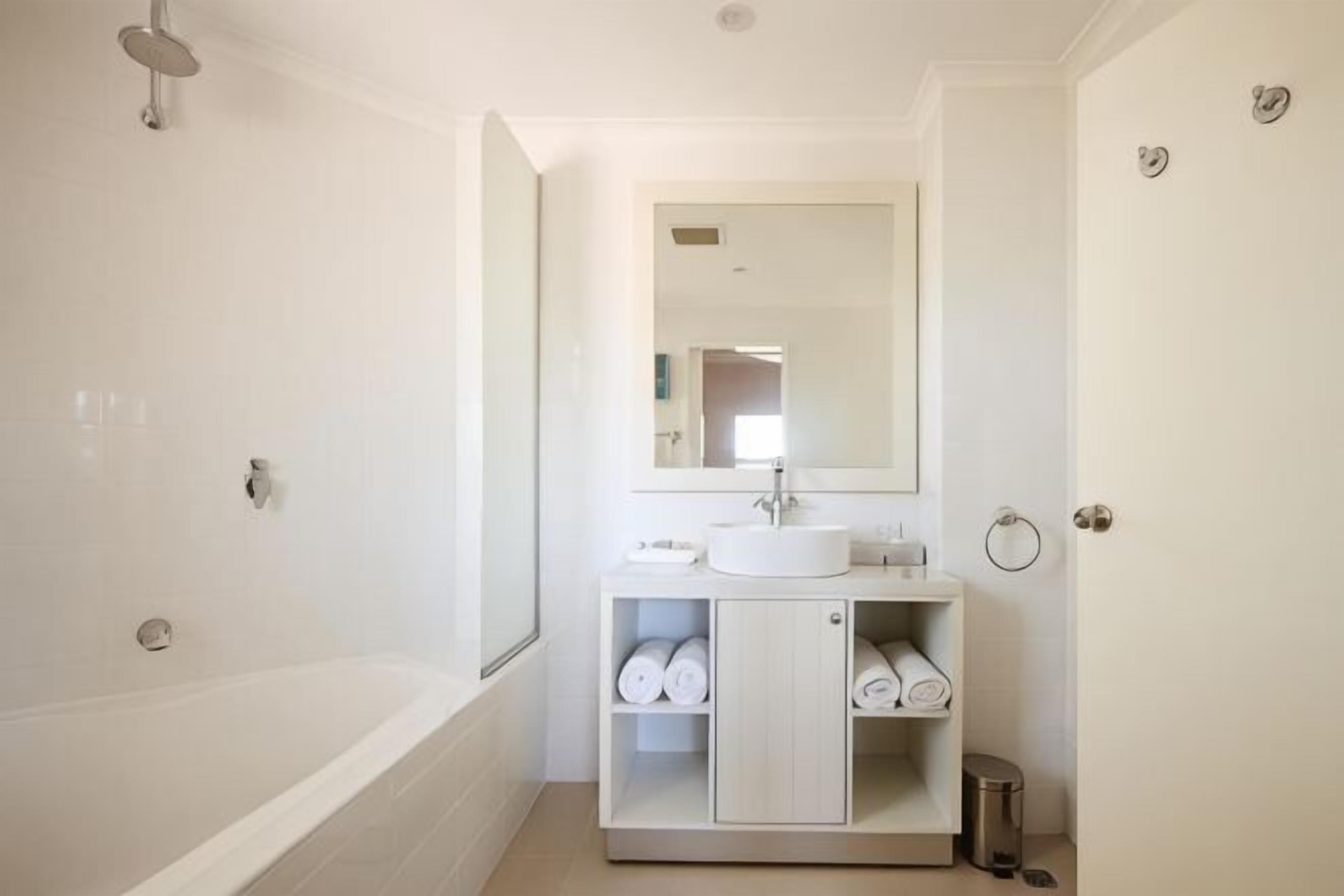 Badkamer | Een bad/douchecombinatie, gratis toiletartikelen, een haardroger