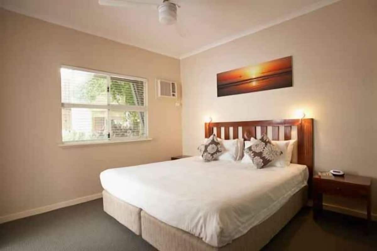 1 bedroom, premium bedding, in-room safe, desk