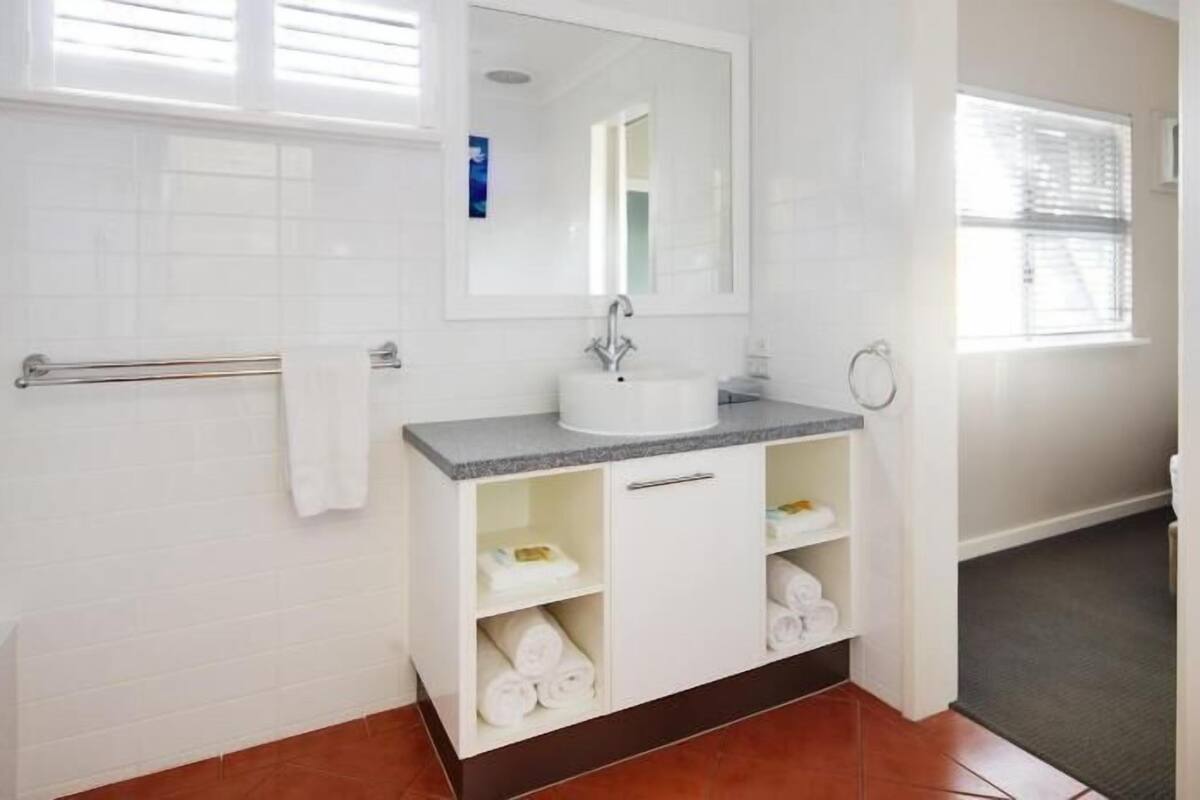 Bañera con ducha, artículos de tocador gratuitos, secador de pelo