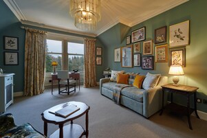 Deluxe Suite | Egyptian cotton sheets, premium bedding, in-room safe