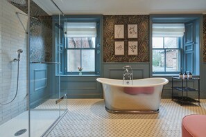 Junior Suite | Bathroom | Shower, free toiletries, hair dryer, bathrobes