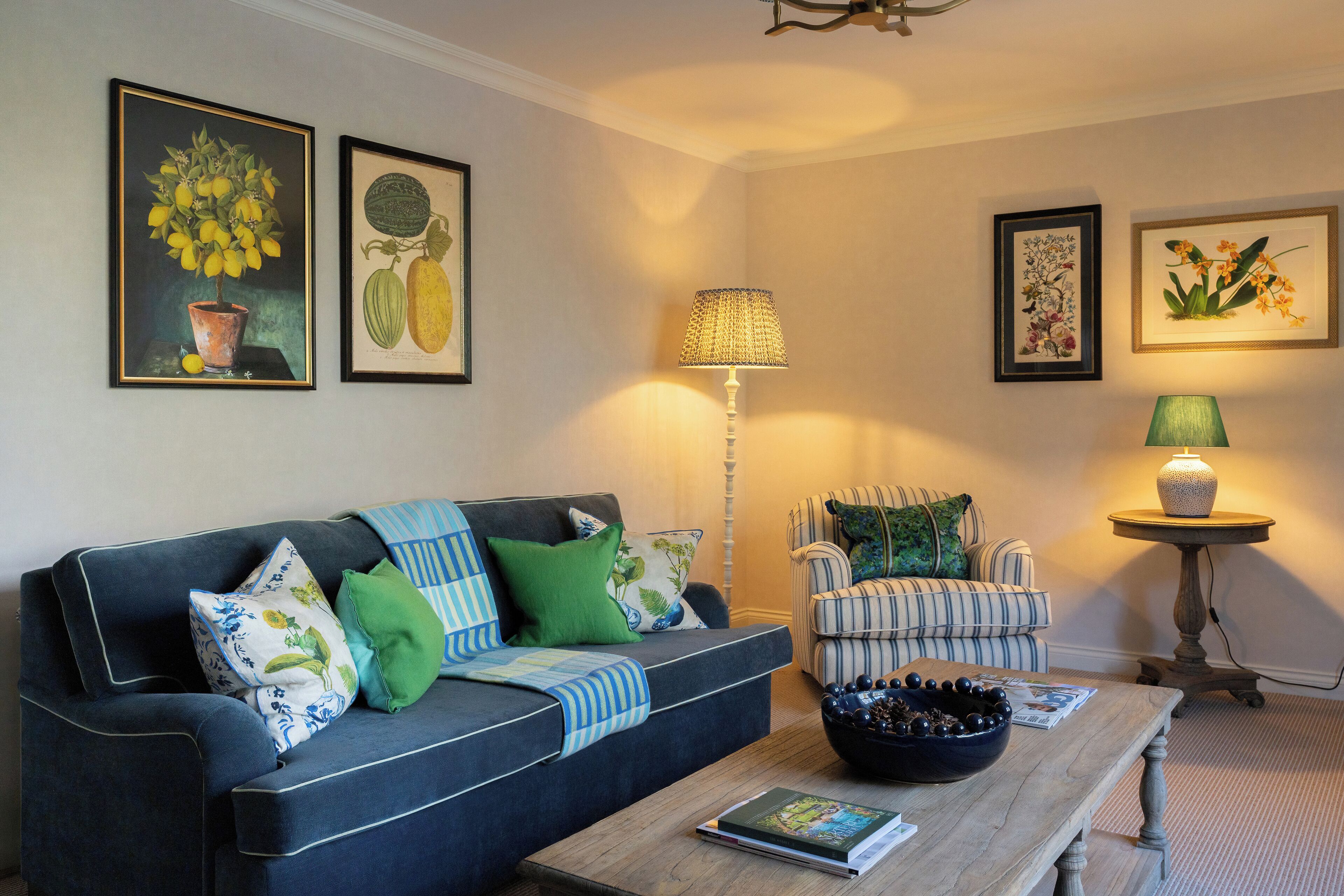 deluxe suite | living area | 32-inch flat-screen tv with digital channels, tv, ipod dock