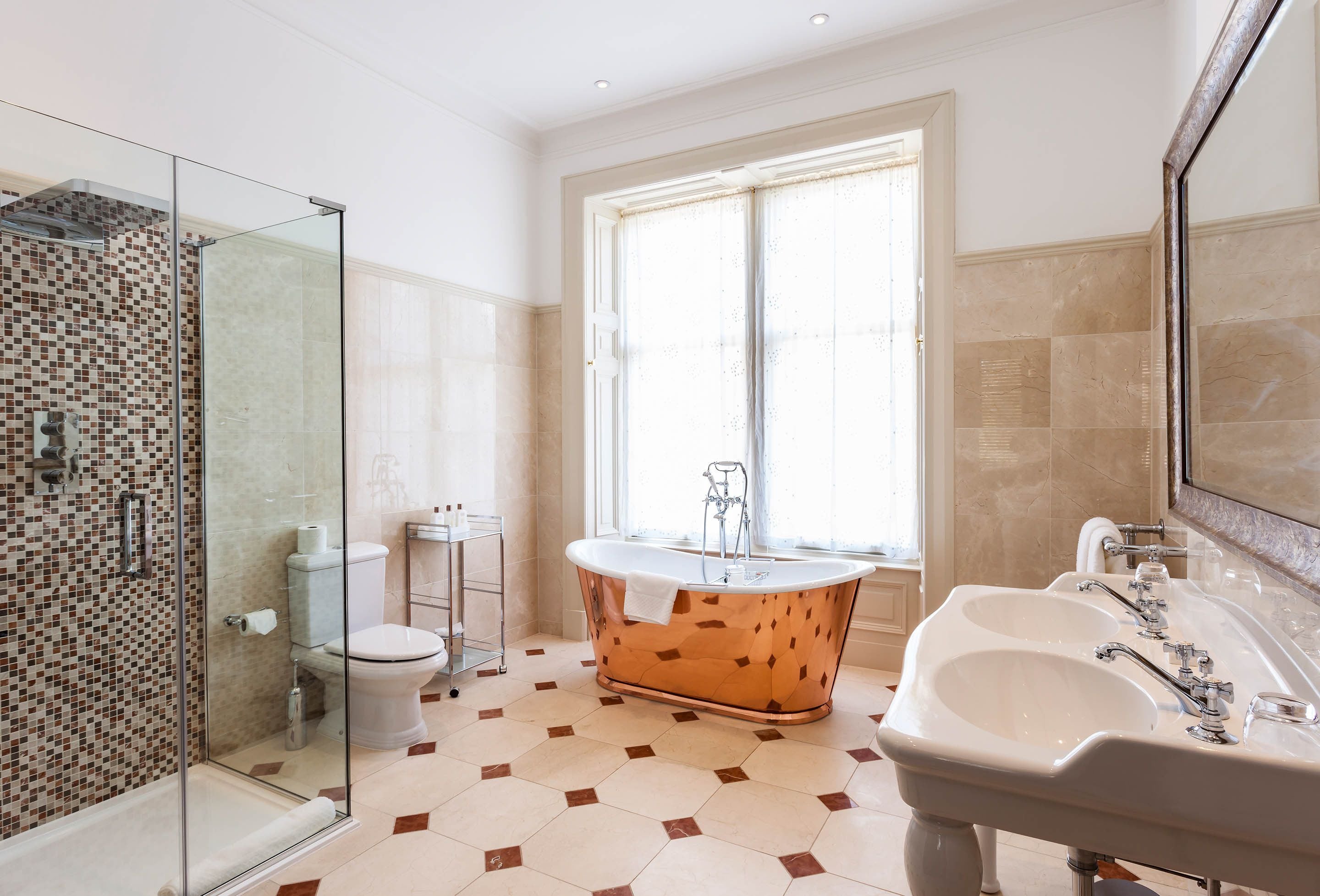 turret suite | bathroom | shower, free toiletries, hair dryer, bathrobes