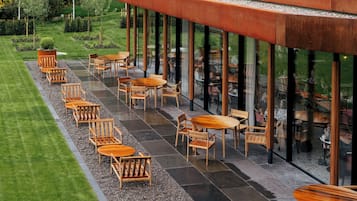 3 restaurants; breakfast, lunch and dinner served