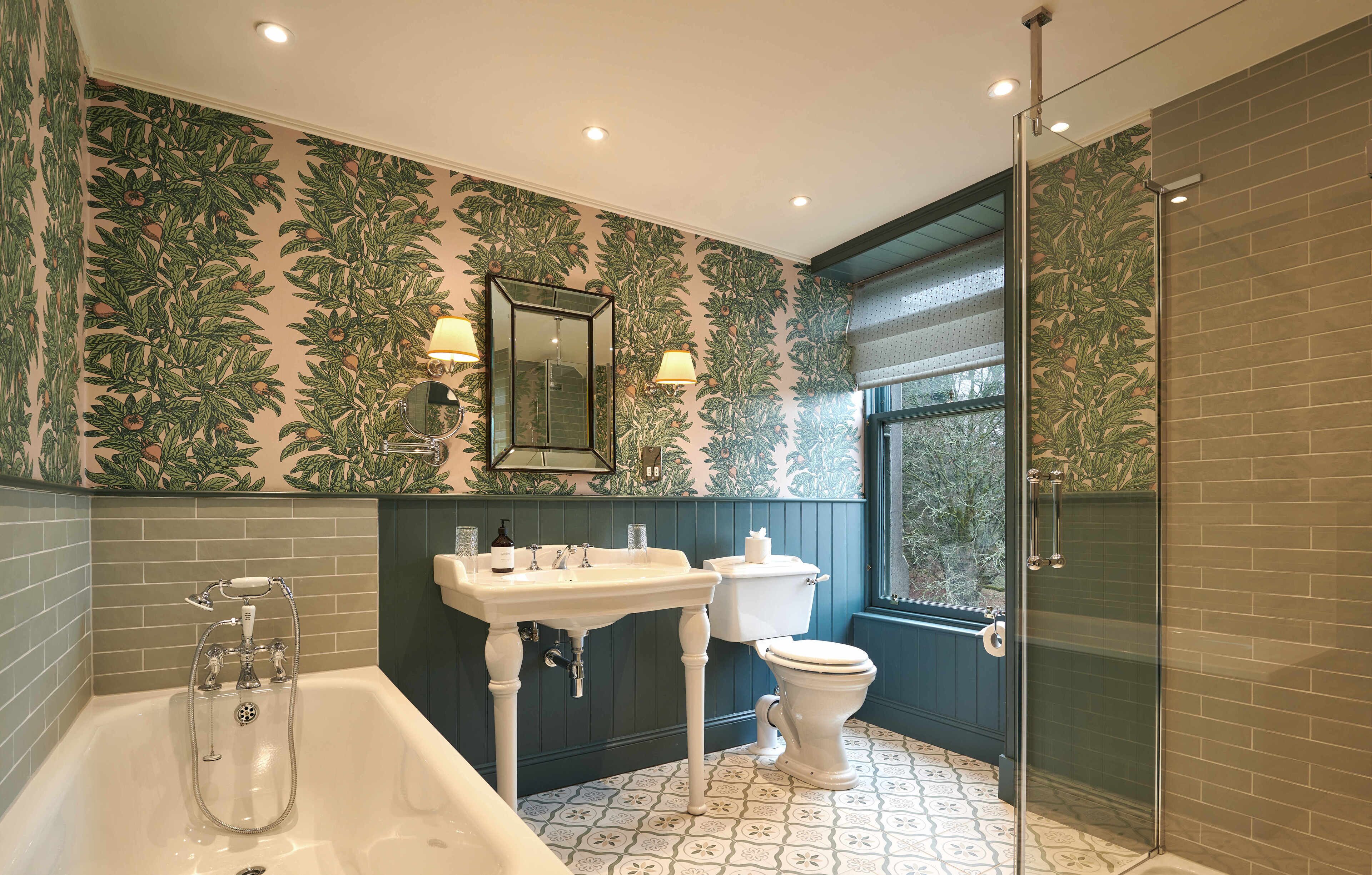 deluxe suite | bathroom | shower, free toiletries, hair dryer, bathrobes