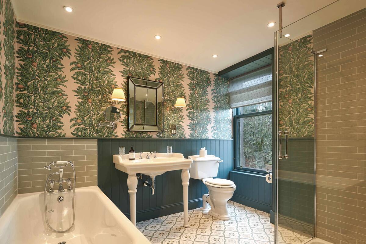 deluxe suite | bathroom | shower, free toiletries, hair dryer, bathrobes