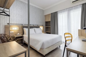 迷你吧、客房内保险箱、办公桌、遮光窗帘