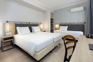 Frigobar, cofres nos quartos, escrivaninha, cortinas blackout