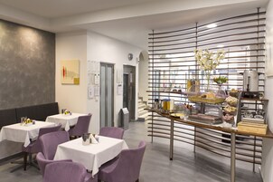 Café da manhã com buffet grátis todos os dias