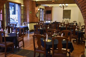 Se sirven desayunos, comidas y cenas 