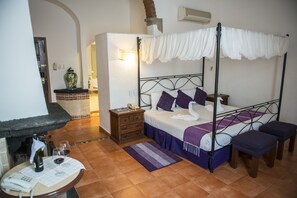 Junior suite, 1 kingsize bed | Woonruimte | Een 42-inch flatscreentelevisie met kabelzenders en televisie
