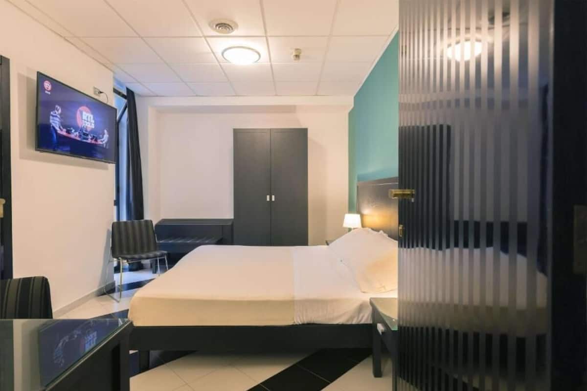 Standard Double Room | In-room safe, desk, laptop workspace, soundproofing