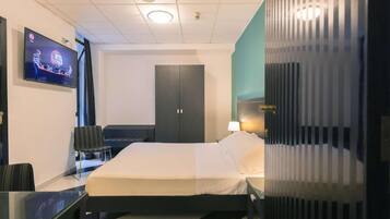 Standard-Doppelzimmer | Zimmersafe, Schreibtisch, laptopgeeigneter Arbeitsplatz