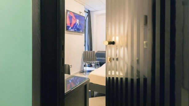In-room safe, desk, laptop workspace, soundproofing - Executive Business Hotel (Bari)