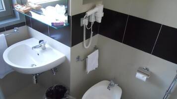 Room | Bathroom | Shower, free toiletries, hair dryer, bidet