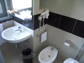 Habitación | Baño | Ducha, artículos de higiene personal gratuitos, secador de pelo y bidé