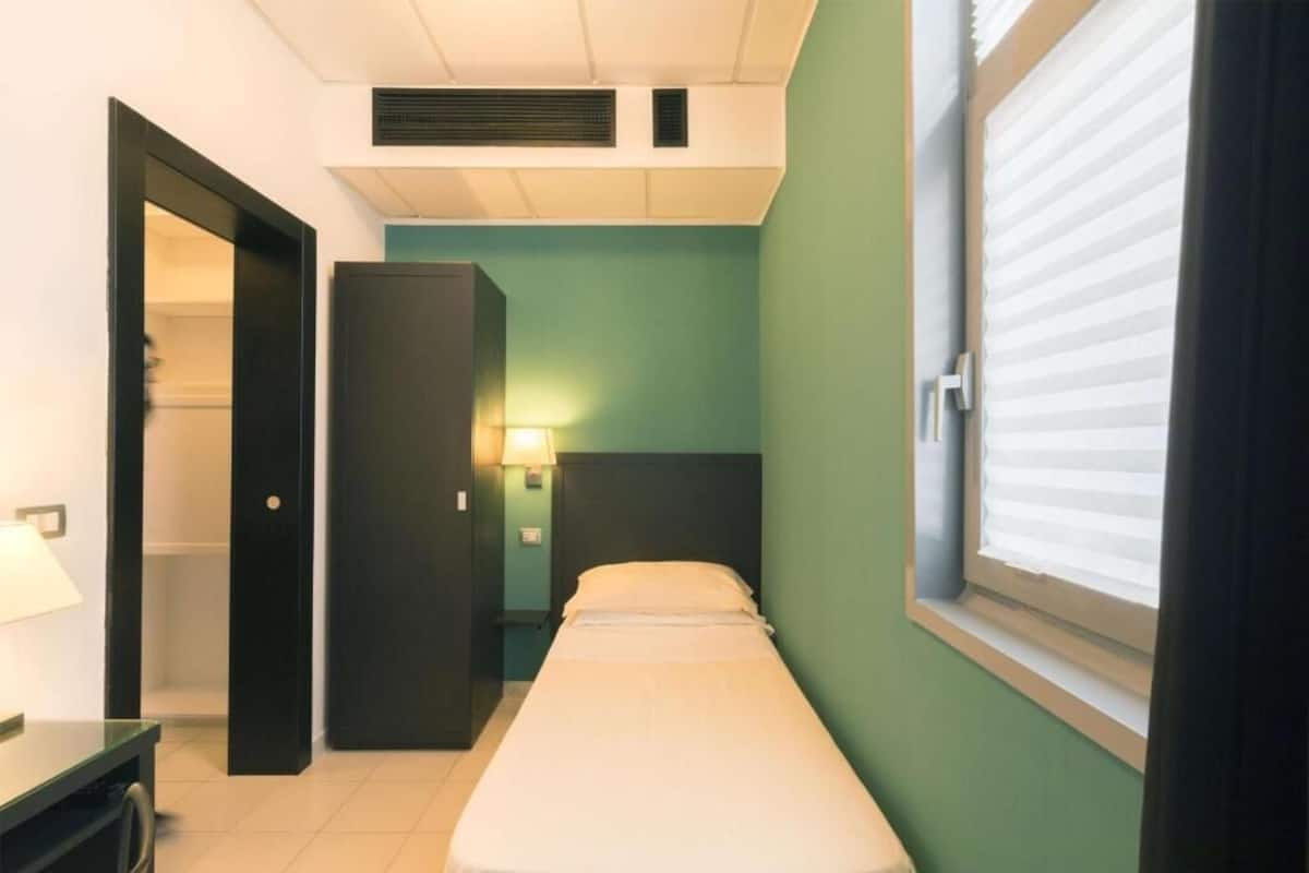 Standard Single Room | In-room safe, desk, laptop workspace, soundproofing