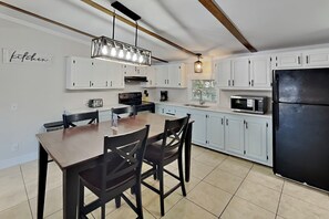 3 bedroom 2 bath home - sleeps up to 8  | 餐厅