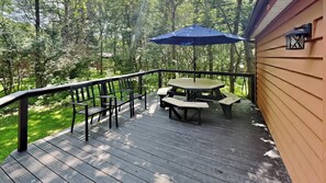 3 bedroom 2 bath home - sleeps up to 10 | Terrace/patio