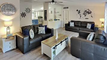 3 bedroom 2 bath home - sleeps up to 8 | 3 quartos, individualmente decorados, individualmente mobiliados