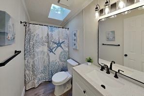 3 bedroom 2 bath home - sleeps up to 8 | Salle de bain | Douche, séchoir à cheveux