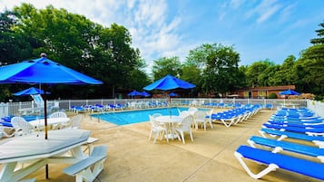 Piscina externa sazonal, funciona das 10h às 22h, guarda-sóis