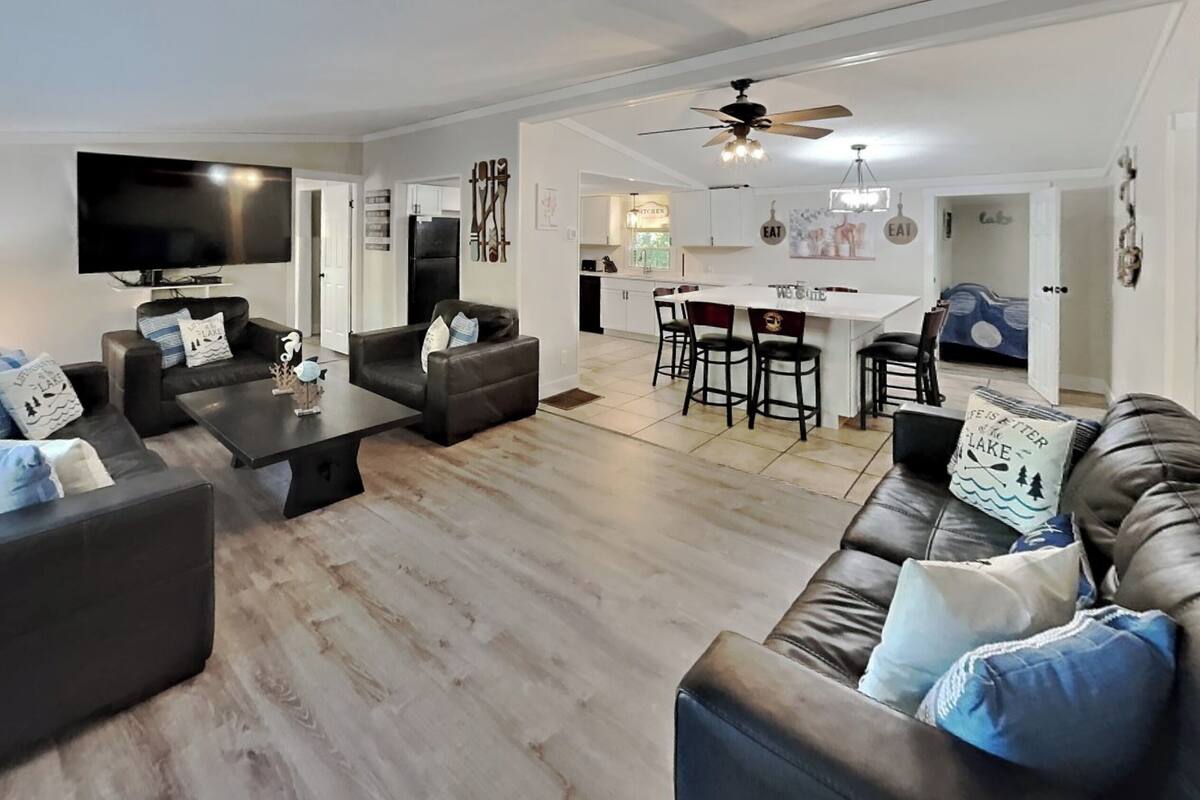 3 bedroom 2 bath home - sleeps up to 10 | Living area