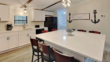 3 bedroom 2 bath home - sleeps up to 8 | Eget kjøkken | Kjøleskap, mikrobølgeovn, ovn og kokeplater