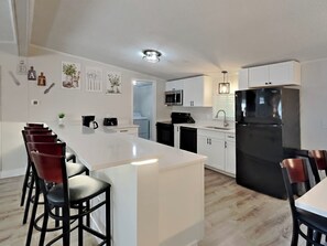 3 bedroom 2 bath home - sleeps up to 10 | Cuisine privée