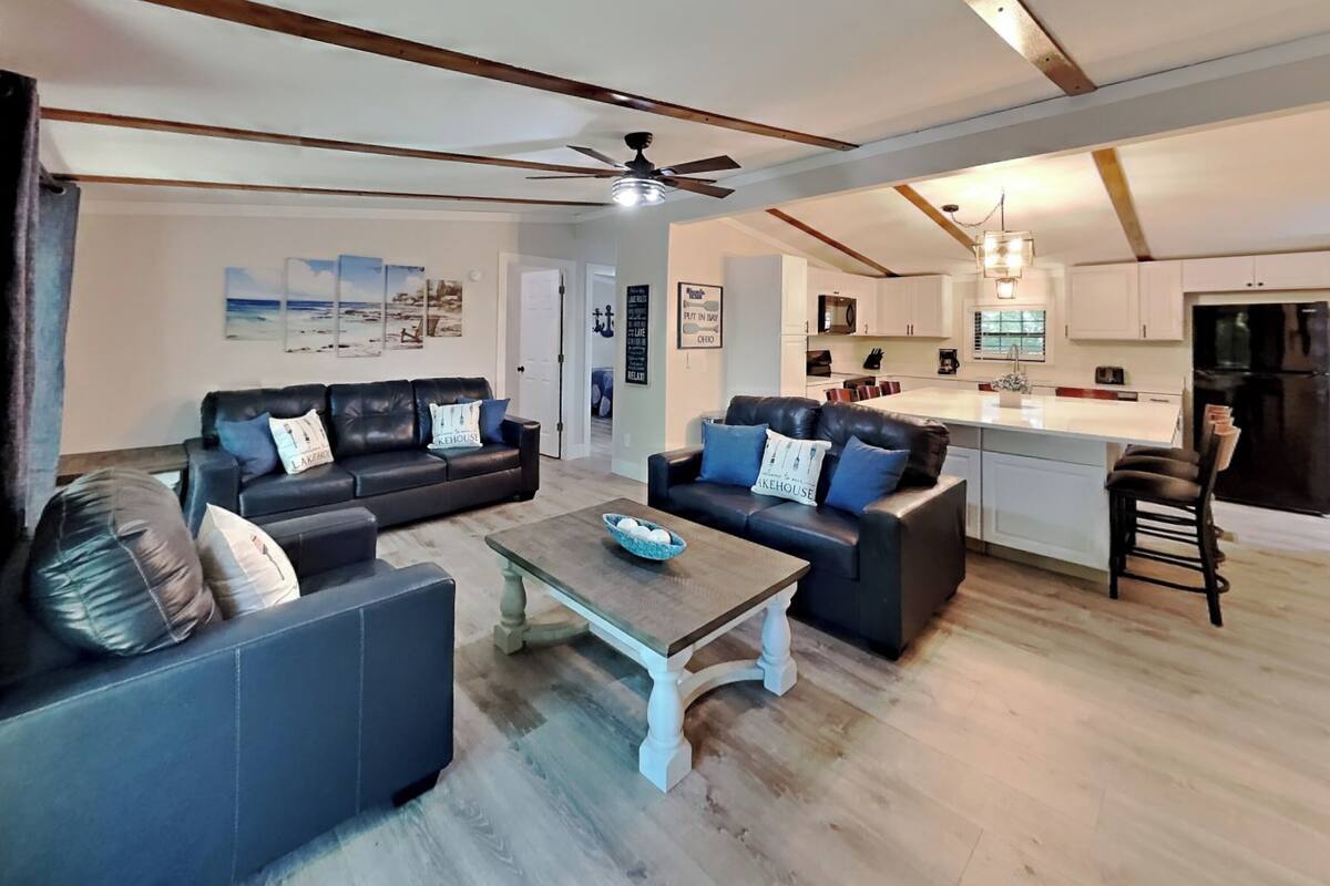 3 bedroom 2 bath home - sleeps up to 8 | Private kitchen